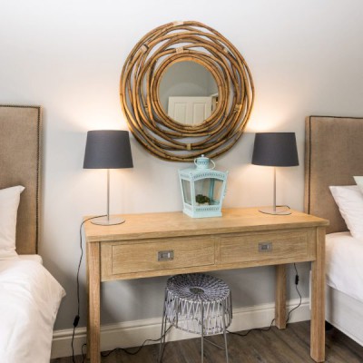 METAL UPRIGHT TABLE LAMP